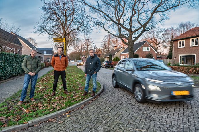 Jean-Paul Nelissen, Lars Jacobs en Ger Nouws (vlnr) van het platform Dorst aan de Spoorstraat in Dorst, waar het regelmatig erg druk is. Op de achtergrond is de spoorwegovergang te zien.