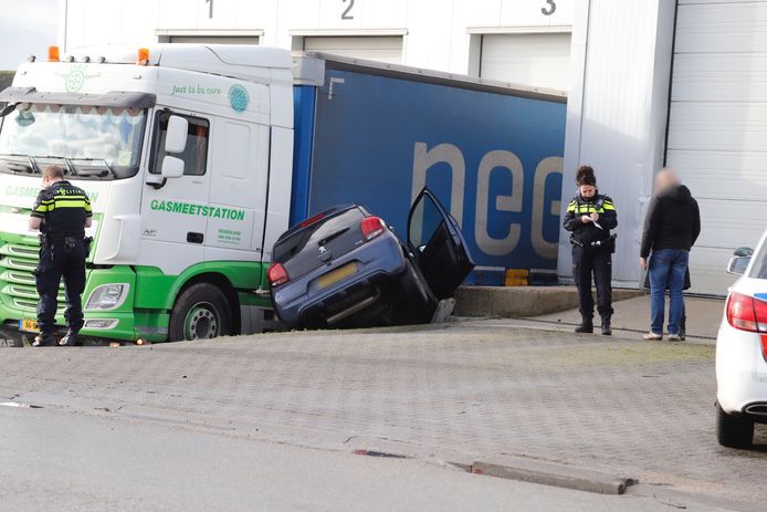 Aan de Lange Beijerd met de korte Beijerd is een automobiliste tegen een vrachtwagen gereden. De vrachtwagen was op dat moment bezig met lossen.