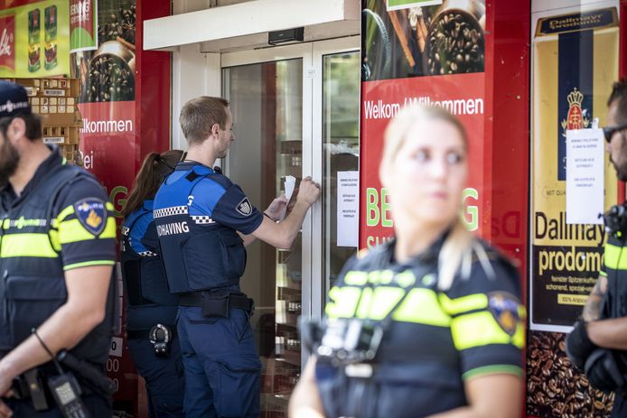 Politie en handhavers verzegelen de supermarkt.