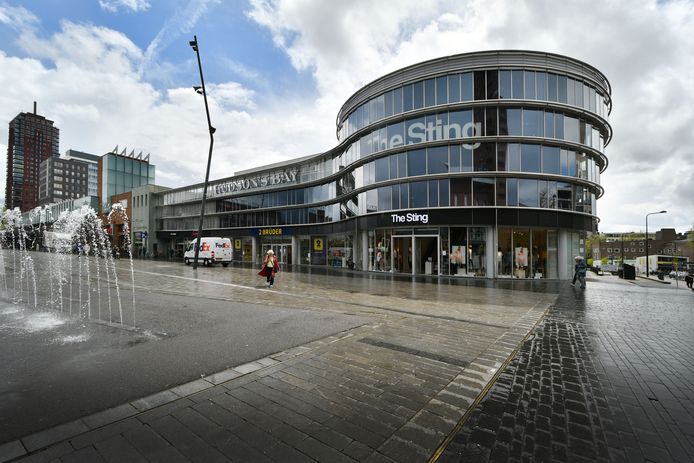 Een leeg Van Heekplein met gesloten winkels in Enschede. Voor een aantal Twentse burgemeesters lijkt de limiet bereikt.