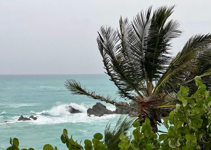 Orkaan Fiona - categorie 4 - op Bermuda. Deze orkaan zorgt mede voor de tropische cycloon die richting de Spaanse Canarische Eilanden onderweg is.
