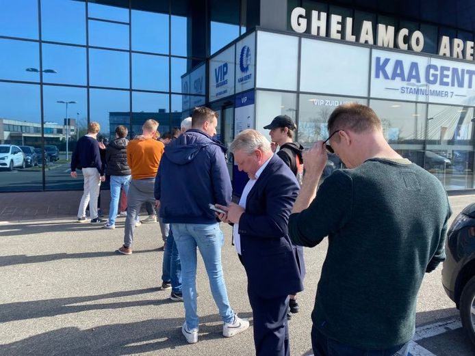 Voor de ticketshop stond een lange rij.
