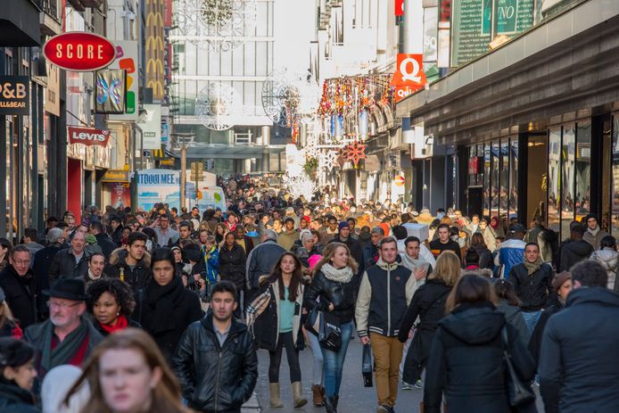 Mensen in de Nieuwstraat in Brussel. Archieffoto.
