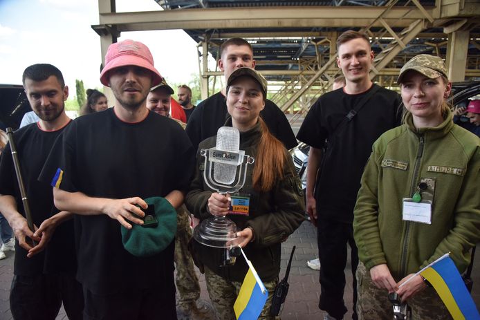 De bandleden van Kalush Orchestra poseren met de Oekraïense grenswacht wanneer ze in Oekraïne aankomen.
