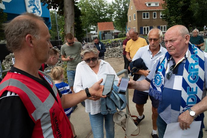 Wie een negatief testbewijs of een vaccinatiebewijs kon laten zien mocht op de tribune bij De Graafschap -Telstar. Eindelijk kon het weer.