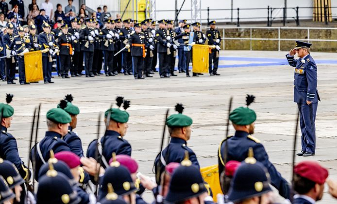 Le roi Willem-Alexander lors de la cérémonie des bannières lors de la Journée des anciens combattants néerlandais sur le Malieveld.