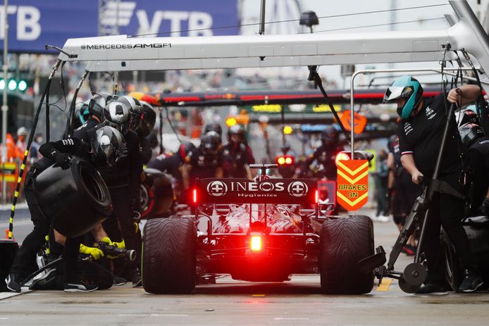Pitstop van Formule 1-wereldkampioen Lewis Hamilton (Mercedes) tijdens de kwalificatiesessie voor de Grote Prijs van Rusland.
