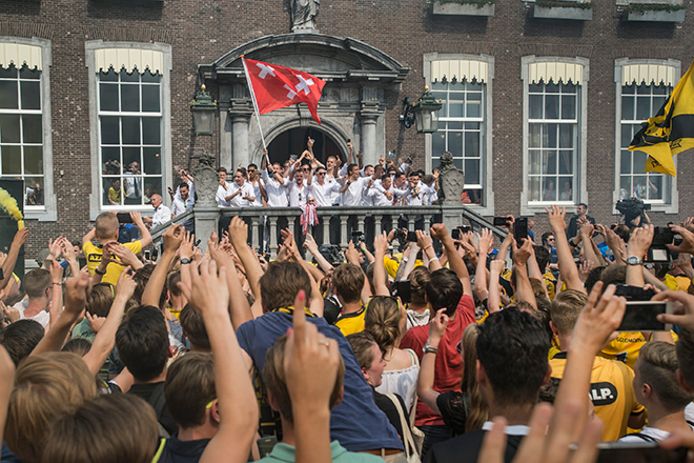 29 mei 2017: Huldiging van de selectie van NAC op het bordes van het stadhuis op de Grote Markt.