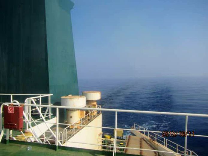 Volgens Iraanse media stroomt er olie in zee door de raketaanvallen.