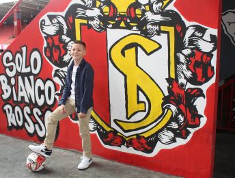 Voetbalfan Matiz poseert voor communiefoto’s op Sclessin