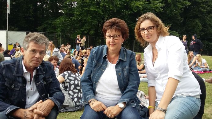 Rob, Minette en dochter Ilse uit Wehl willen vanavond per se vooraan staan.