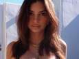 Enceinte, Emily Ratajkowski pose nue et se compare à Winnie l’ourson