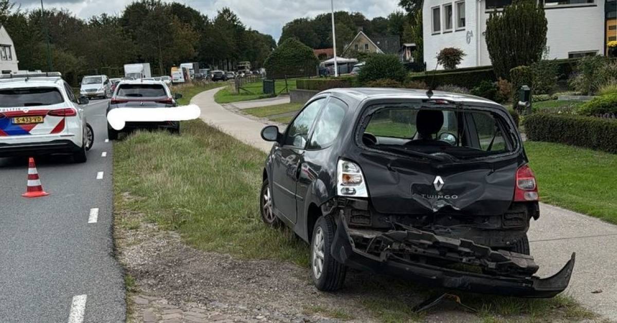 Motorrijder klapt achterop auto op Geldropseweg in Heeze