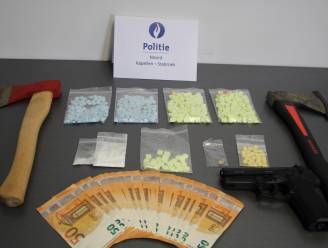 450 xtc-pillen, twee bijlen en pistool gevonden in woning van drugsdealers