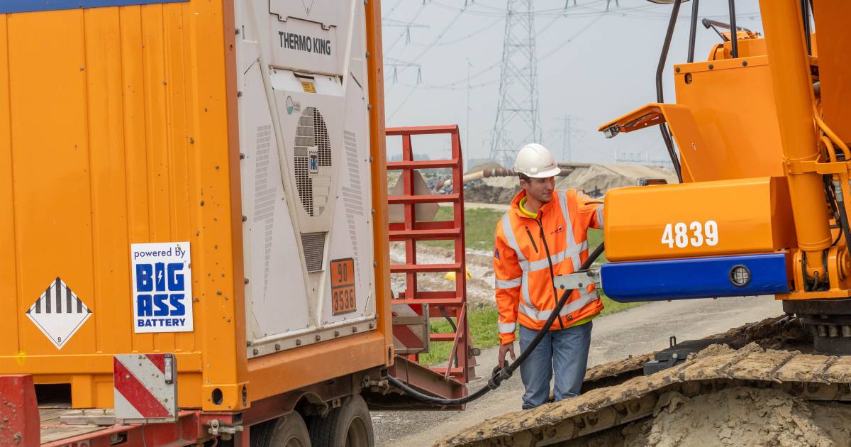 Kraanmachinist Erik werkt met elektrische kraan aan dijk Hansweert: ‘Hij klinkt als een boormachine’