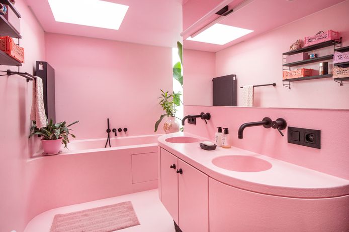 De bijzondere van en Walter. “Veel mensen vinden onze roze badkamer too much” Mode & Beauty | hln.be