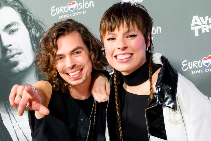Mia Nicolai (r) & Dion Cooper doen met Burning Daylight mee aan het Songfestival in Liverpool
