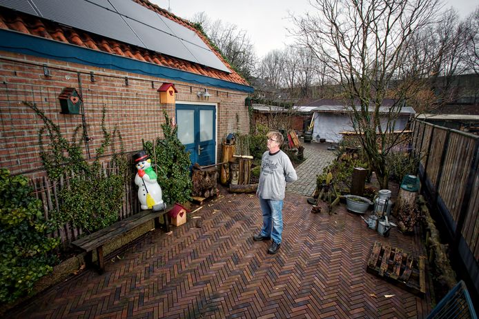 Kees Oomen uit Gilze vreest dat rattle-noise microscheurtjes in zijn zonnepanelen veroorzaakt. Rechts achterin is de geluidswal van snelweg A58 te zien, die wordt verbreed. Hij vindt het vreemd dat het effect van luchthaven en snelweg niet worden opgeteld.