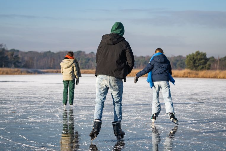 Enkele schaatsers op de Putse Moer in Kalmthout. Beeld Photonews