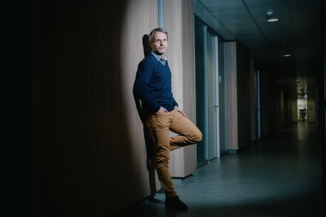 Professor arbeidsgeneeskunde Lode Godderis: 'Ik begrijp dat politici streven naar consensus, maar in een pandemie hebben we effectieve maatregelen nodig en geen halve.' Beeld Wouter Van Vooren