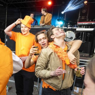 Live: Koningsdag 2024 in Amsterdam | Bruisende mix van drukte en
gezelligheid in binnenstad