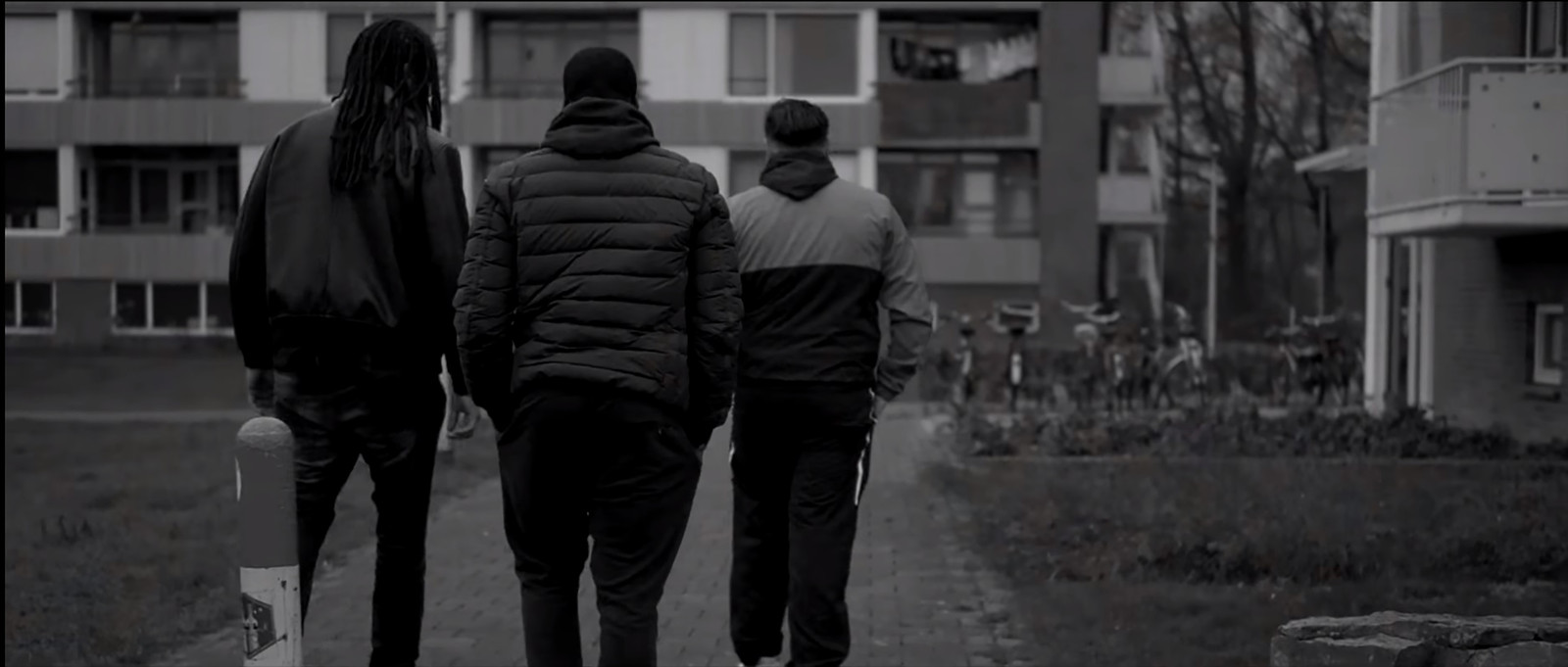 Rapper Massief: 'Heb hier niets mee te maken!!' | Foto | AD.nl