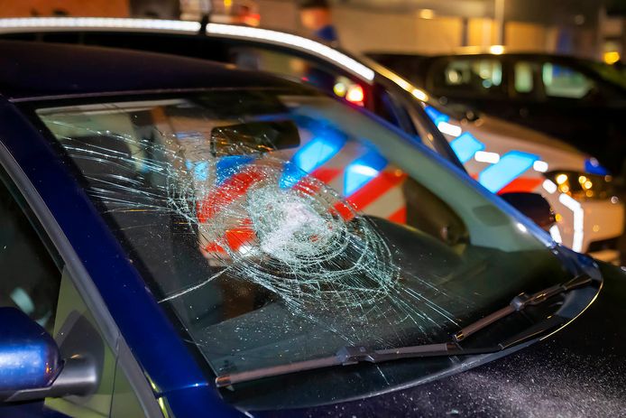 Meerdere ruiten van deze Volkswagen Polo werden vernield.
