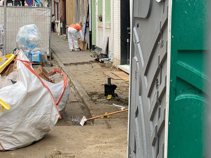 De Bisschopstraat en de Constitutiestraat waren een tijd afgesloten voor het verkeer. Op verschillende plaatsen waren bloedvlekken te zien van het slachtoffer.