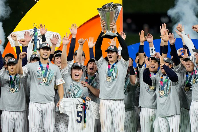 Shohei Ohtani houdt de beker omhoog.
