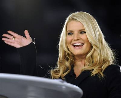 Hoogzwangere Jessica Simpson verlaat de kerk in feestelijke outfit