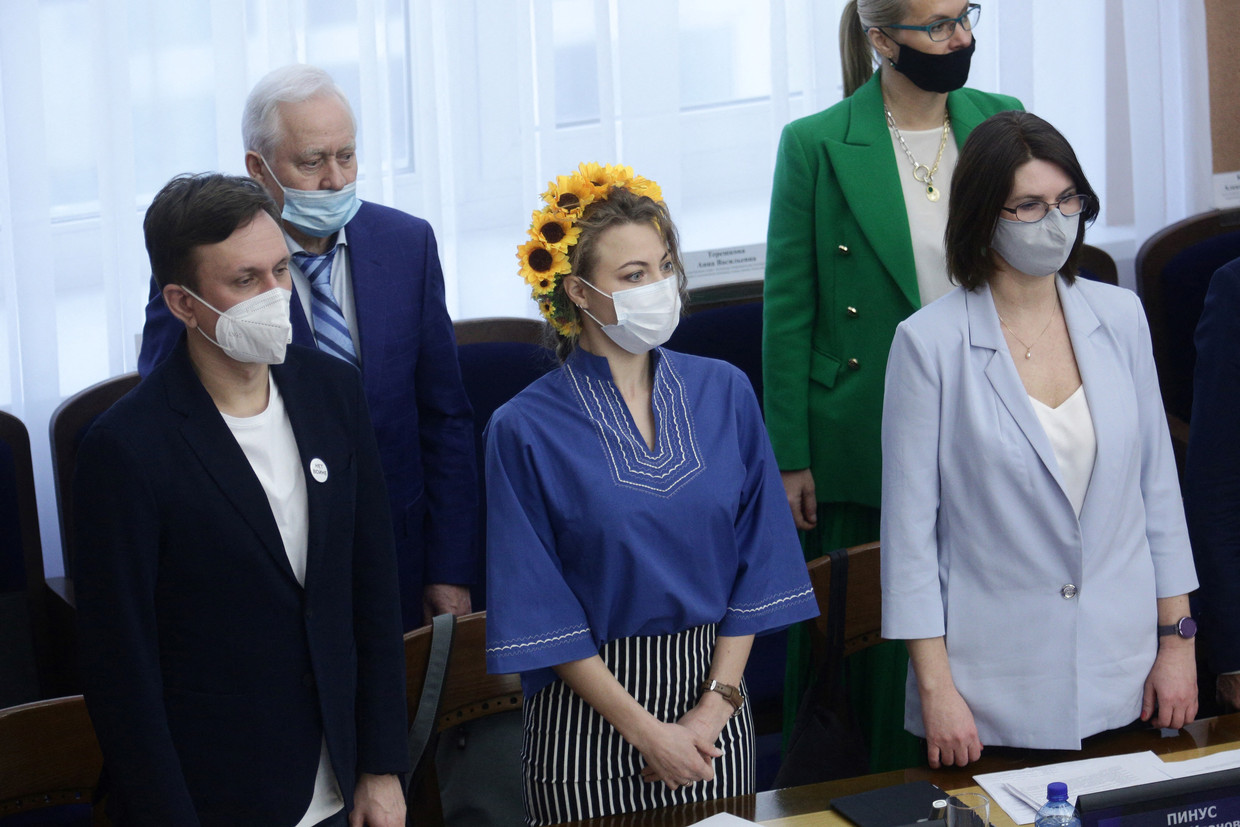Helga Pirogova, een liberale politicus in Novosibirsk, kwam in maart naar een vergadering in een blauw shirt en met op haar hoofd een zonnebloemenkrans, symbolen van Oekraïne. Beeld ANP / AFP
