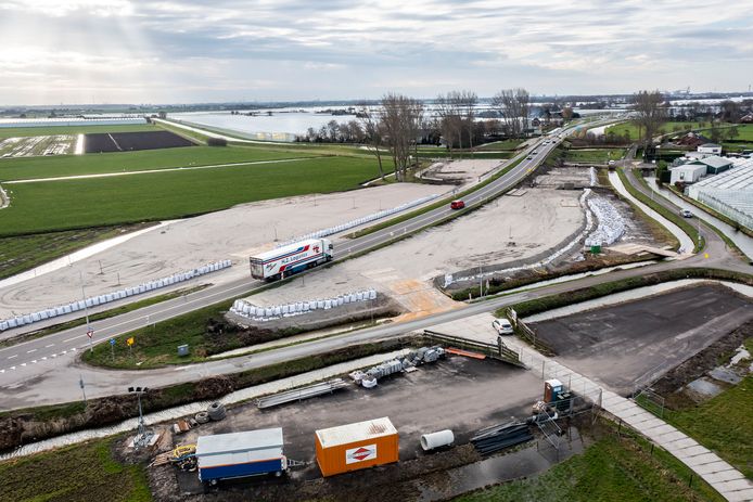 De aanleg van de nieuwe turborotonde op de Woudseweg tussen 't Woudt en De Lier.