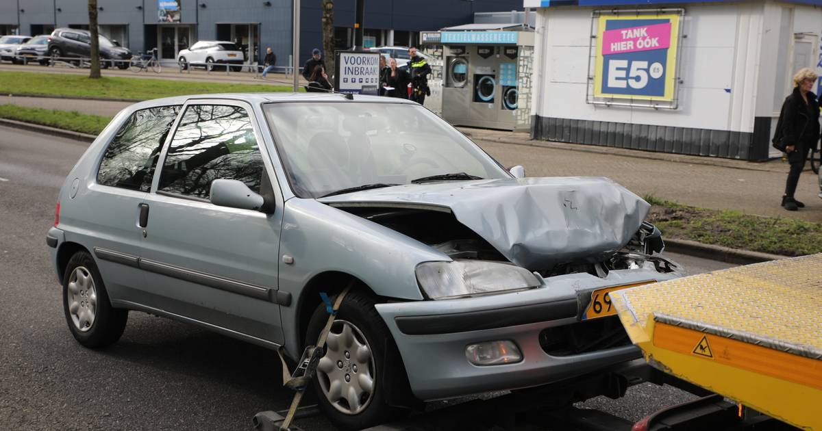 Kettingbotsing zorgt voor chaos in Apeldoornse wijk De Maten.
