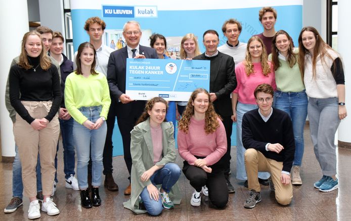 De hele groep, tijdens de bekendmaking van de opbrengst