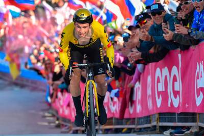 “Je bent een legende”: Van Aert feliciteert Roglic, die ondanks kettingproblemen klimtijdrit en (zonder ongelukken) Giro wint