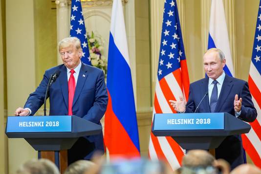 Trump en Poetin tijdens hun gezamenlijke persconferentie.