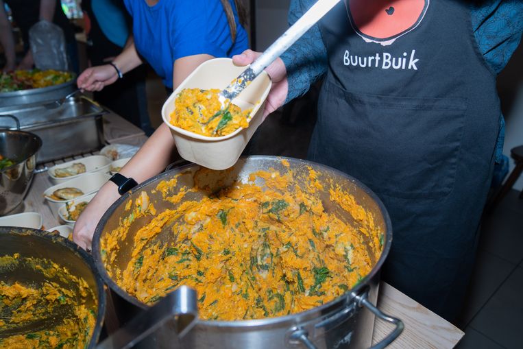 Bij Buurtbuik Zuidoost kunnen mensen elke woensdag een gratis maaltijd afhalen. Beeld Birgit Bijl