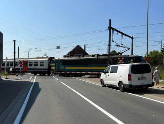 Beschadigde bovenleiding aan station Denderleeuw zorgt voor hinder aan overwegen in Welle en voor treinreizigers: NMBS schrapt verschillende treinen