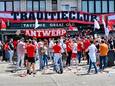 Antwerpsupporters bij Taverne The Great Old tijdens de rust van de titelwedstrijd tussen Antwerp en Union.