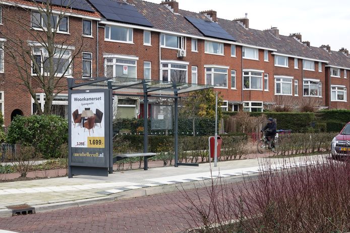 Eén van de twee fonkelnieuwe, maar nu ongebruikte bushaltes aan de Hugo de Grootlaan.