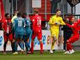Justin Bijlow wordt belaagd door spelers van FC Twente nadat hij de bal heeft weggegooid.