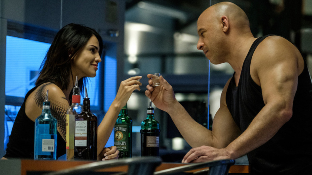 Eiza Gonzalez en Vin Diesel in Bloodshot Beeld Netflix