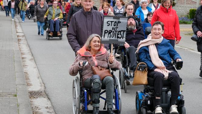 MS-patiënten met rolstoel én pamfletten de straat op tegen actiecomité dat vergunning MS Center aanvecht: “Kijk verder dan je eigenbelang en stop de procedureslag”
