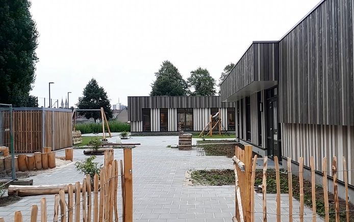 Buitenkant en speelplaats van de nieuwe school in de Westrand