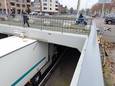 Vrachtwagen zit vast onder viaduct Oranjeplein Breda.