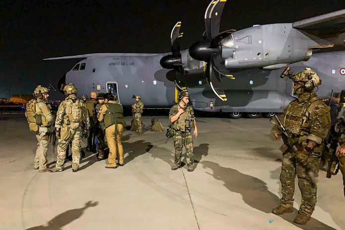Franse soldaten bij een toestel op de luchthaven van Kaboel.