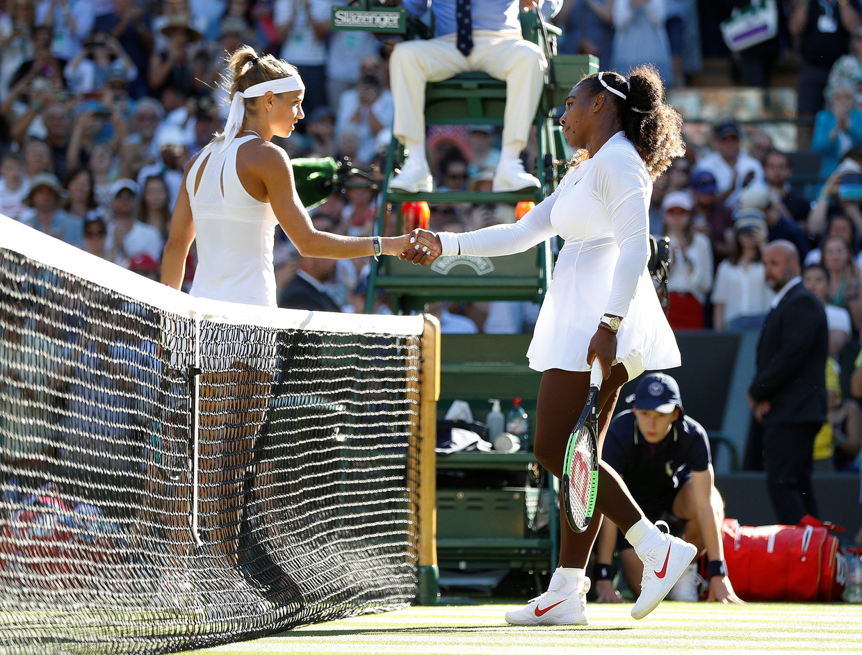 Serena Williams speelt op Wimbledon tegen de Nederlandse tennisster Arantxa Rus. Beeld REUTERS