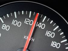 ‘Waarom geven de snelheidsmeters in auto’s illegale snelheden aan?’