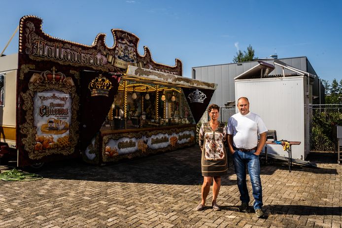 Patricia en Rochér Meurs en hun oliebollenkraam.
