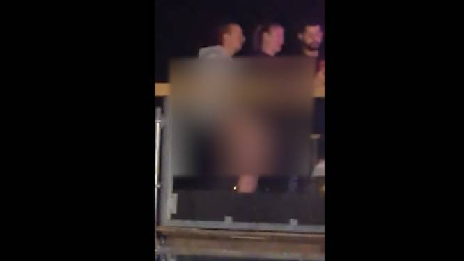 Un couple pris en flagrant “délit” sur la terrasse d’un festival